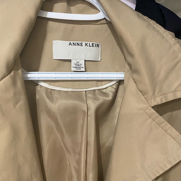 Trench coat barely used. Gold detailing. - Picture 2 of 3